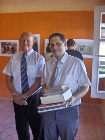 Jan Kopiva s donacijom knjiga HD-a, uz njega bivi predsjednik Hrvatskog kulturnog saveza u Slovakoj Juraj Cveko